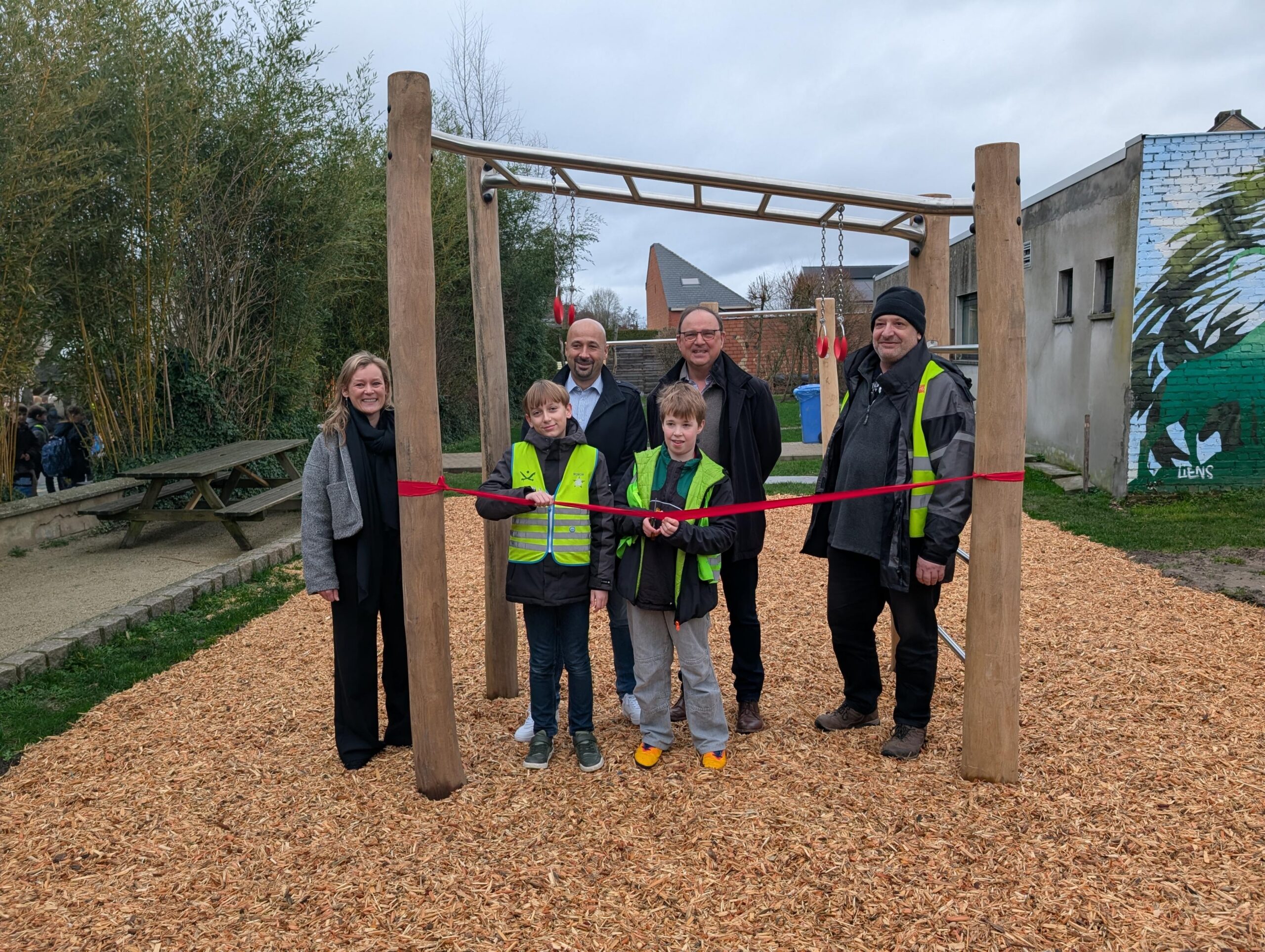 Nieuwe speeltoestellen voor GBS Welle